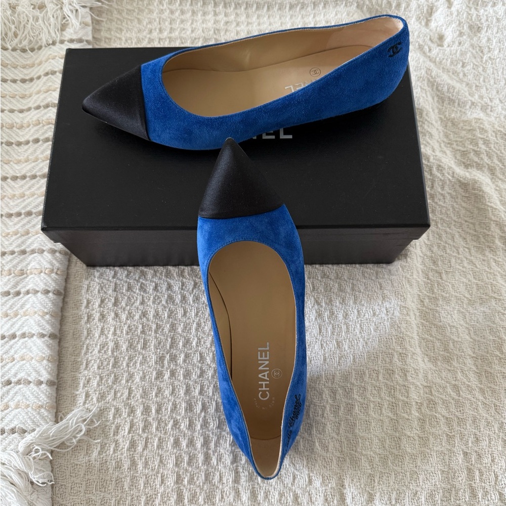 CHANEL Women's Blue suede and Black satin cap toe Flats Sz 39.5 Box, tag